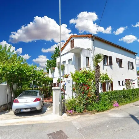 Apartman Welcoming With Garden