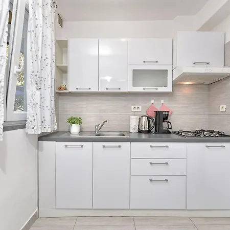 Welcoming With Garden Apartment *