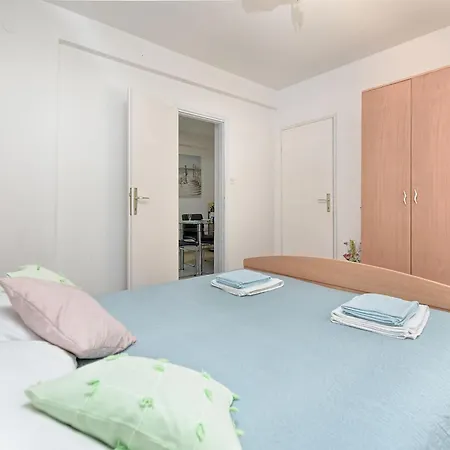 Welcoming With Garden Apartment