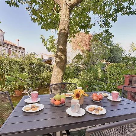 Welcoming With Garden Apartman *