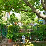 Welcoming With Garden Apartman *