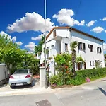 Apartman Welcoming With Garden