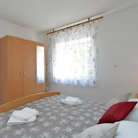 Welcoming With Garden Apartman