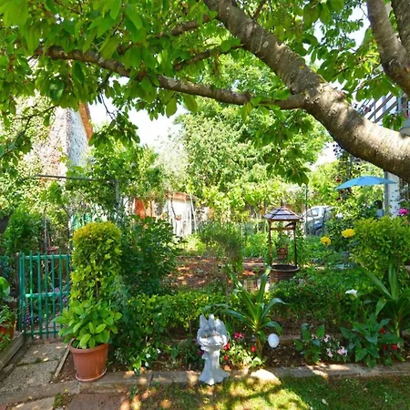 Welcoming With Garden Apartman *