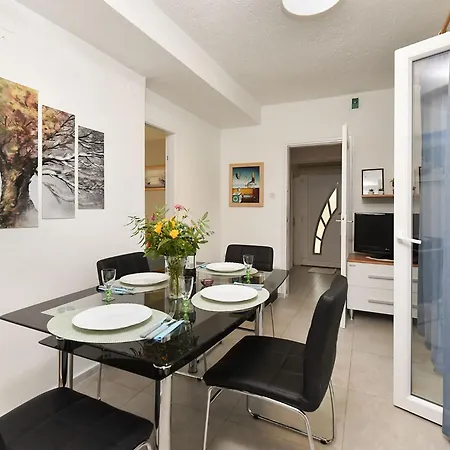 Apartman Welcoming With Garden Poreč