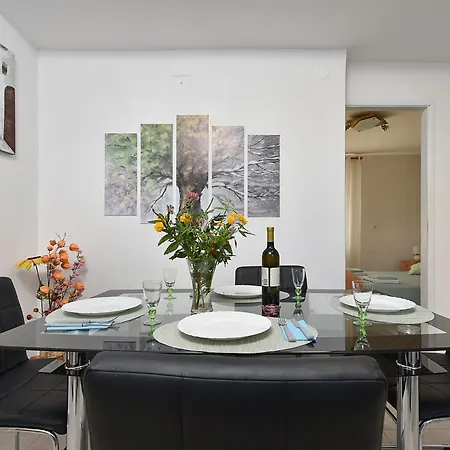 Apartman Welcoming With Garden