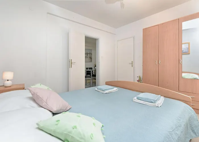 Welcoming With Garden Apartman